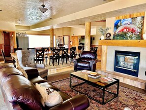 Una Smart TV, una chimenea, una mesa de tenis de mesa