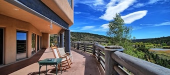 Beautiful Lodge and Private 600 acre Canyon Paradise