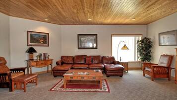 Smart TV, fireplace, table tennis