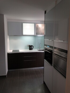 Een koelkast, een microgolfoven, een oven, een kookplaat