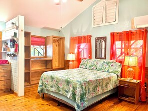 In-room safe, free WiFi, bed sheets - Stay & Dive! Ocean front, Cozy Casita steps to the waters edge!  (Roatan, Bay Islands)