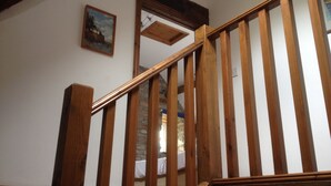 A wooden staircase with a wooden handrail and a white wall with a framed picture. - Llwyn Llwyd Cottage Brecon  Group and contractor friendly. Garden. Dog friendly  (Aberyscir)