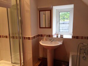 Badewanne, Haartrockner, Handtücher, Seife