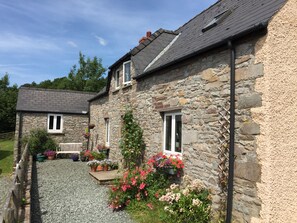 Exterior - Llwyn Llwyd Cottage Aberyscir Brecon Fantastic Rural Views Large Garden. Wifi. (Aberyscir)