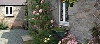 Llwyn Llwyd Cottage Aberyscir  Brecon Fantastic Rural Views Large Garden. Wifi.