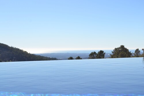 Fabulous Villa with Awesome Coastal Views, Infinity Pool, Luxuriously Appointed