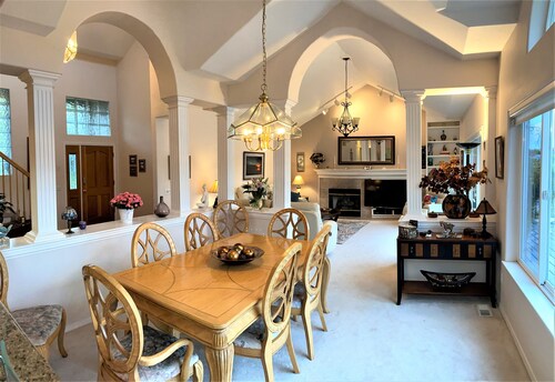 Lakeside Private 4 Bedroom Home In South Anchorage, With Boat Availability.