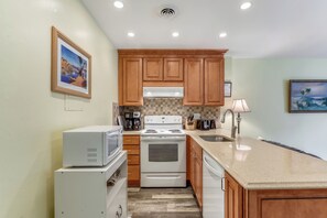 Microwave, dishwasher, coffee/tea maker, toaster - DAILY ACTIVITIES & LINENS INCLUDED*!!! 1.5 BLOCKS TO BEACH!!! COMMUNITY OUTDOOR POOL!! (Ocean City)