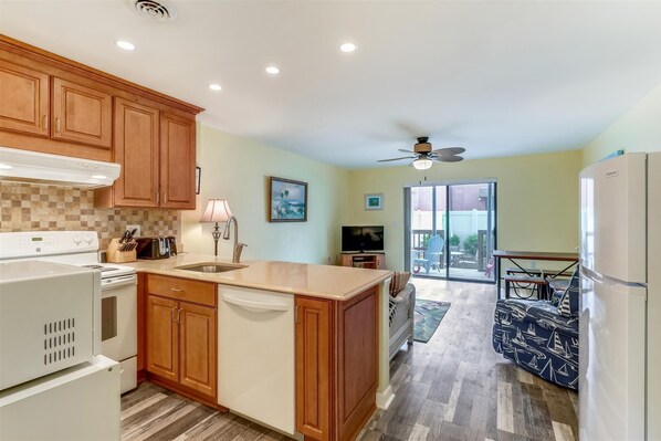 Microwave, dishwasher, coffee/tea maker, toaster - DAILY ACTIVITIES & LINENS INCLUDED*!!! 1.5 BLOCKS TO BEACH!!! COMMUNITY OUTDOOR POOL!! (Ocean City)