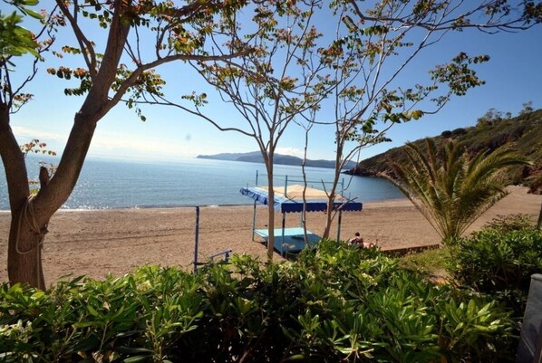 Una spiaggia nelle vicinanze
