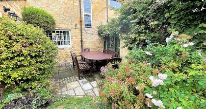 Pitchers is a Grade 11 Cotswold Stone House in the centre of Chipping Campden.
