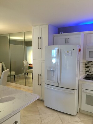 Interior - Vitamin Sea - Right on the Beach!  A 2 Bed 2 Bath Luxury Experience (Fort Myers Beach)