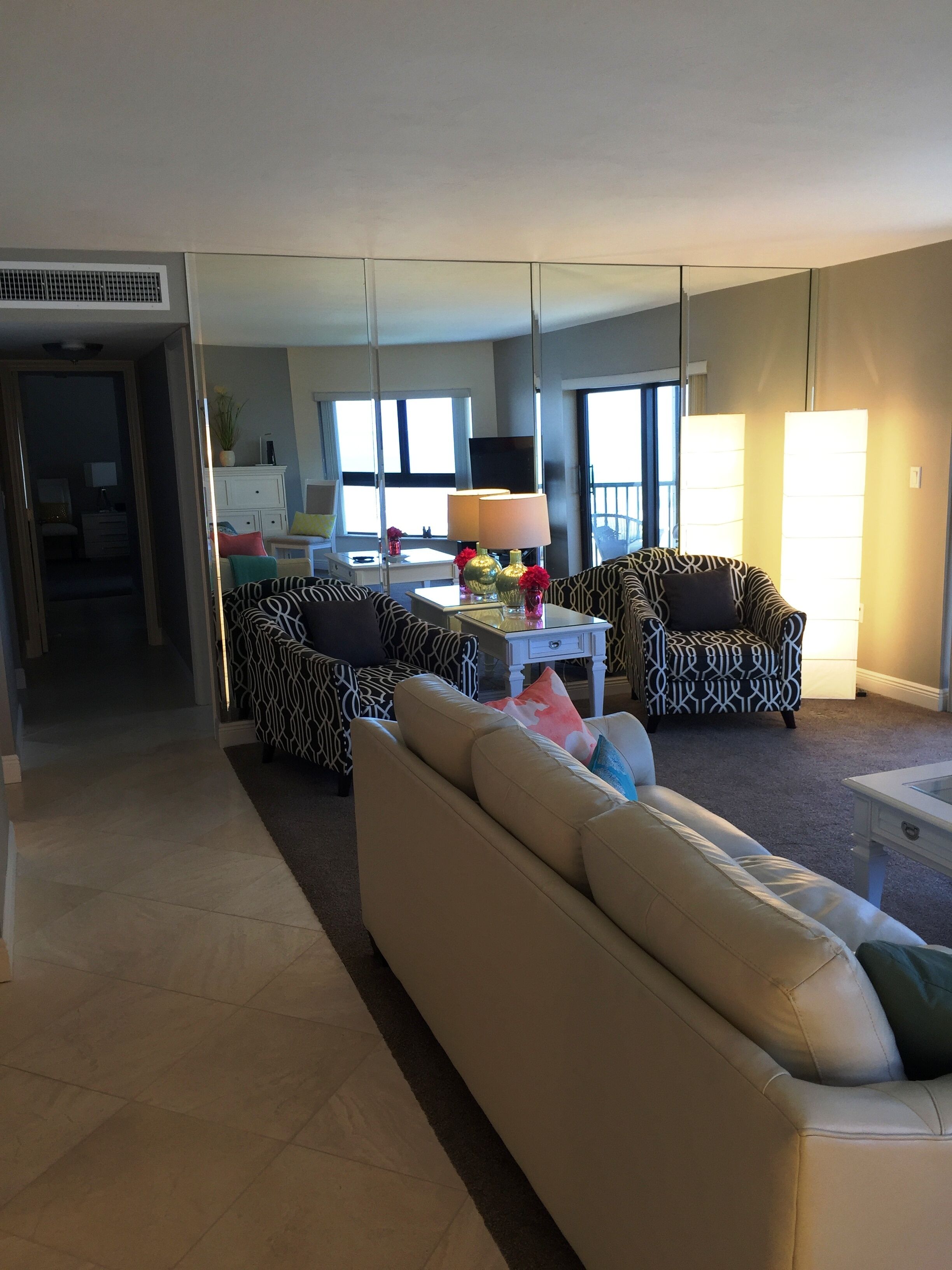 Smart-TV, DVD-Player, Bücher, Stereoanlage