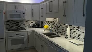 Geladeira, micro-ondas, fogão, cooktop