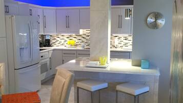 Geladeira, micro-ondas, fogão, cooktop