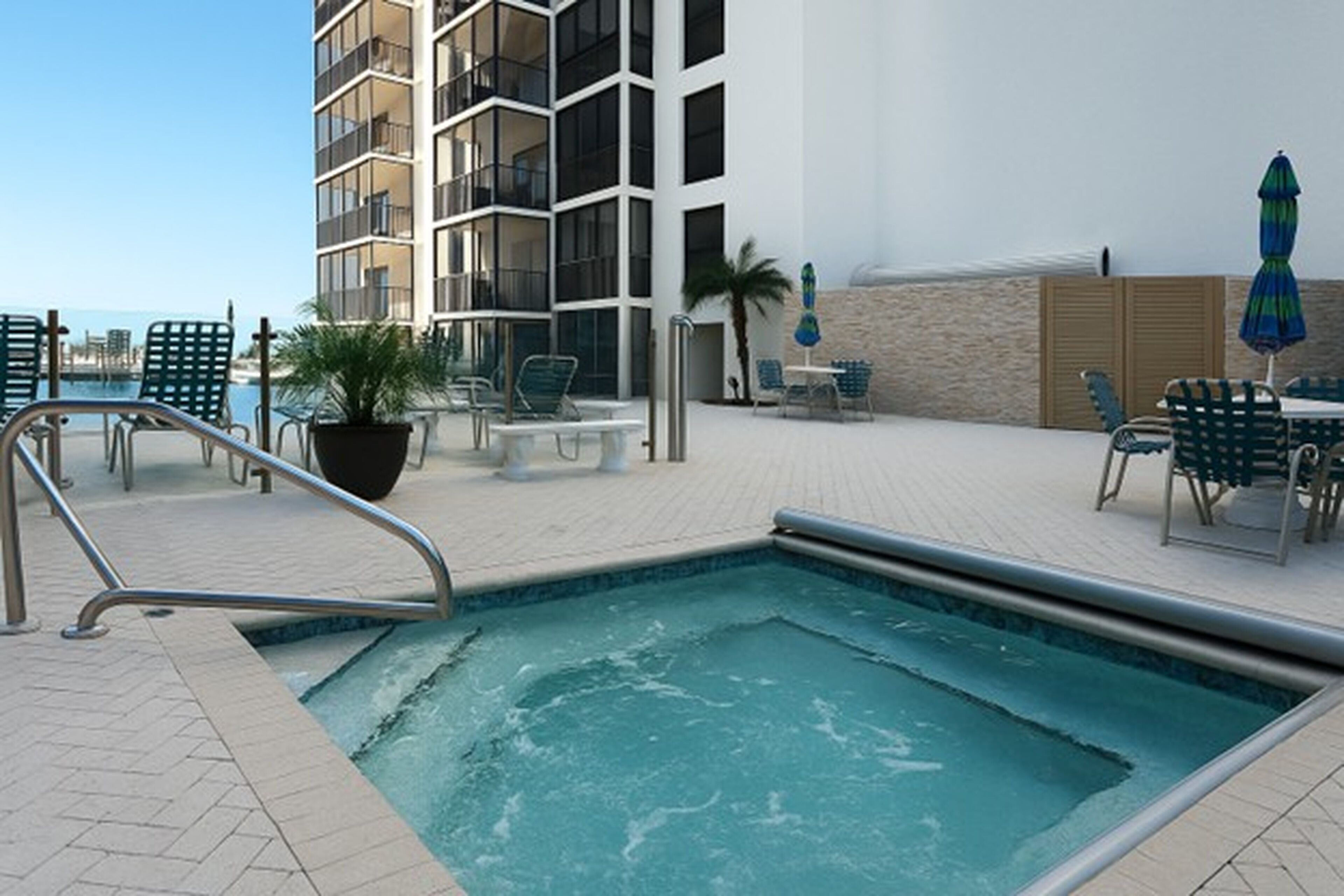 Een buitenzwembad en een verwarmd zwembad