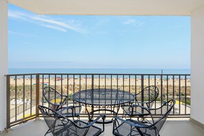 Outdoor dining - DAILY ACTIVITIES & LINENS INCLUDED*! 2BR/2BA Plaza condo with an open den. Indoor & outdoor pools and Tiki Bar. (Ocean City)