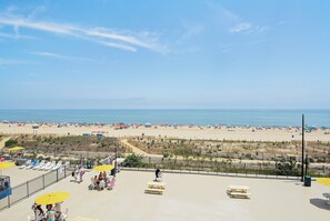 Beach - DAILY ACTIVITIES & LINENS INCLUDED*! 2BR/2BA Plaza condo with an open den. Indoor & outdoor pools and Tiki Bar. (Ocean City)