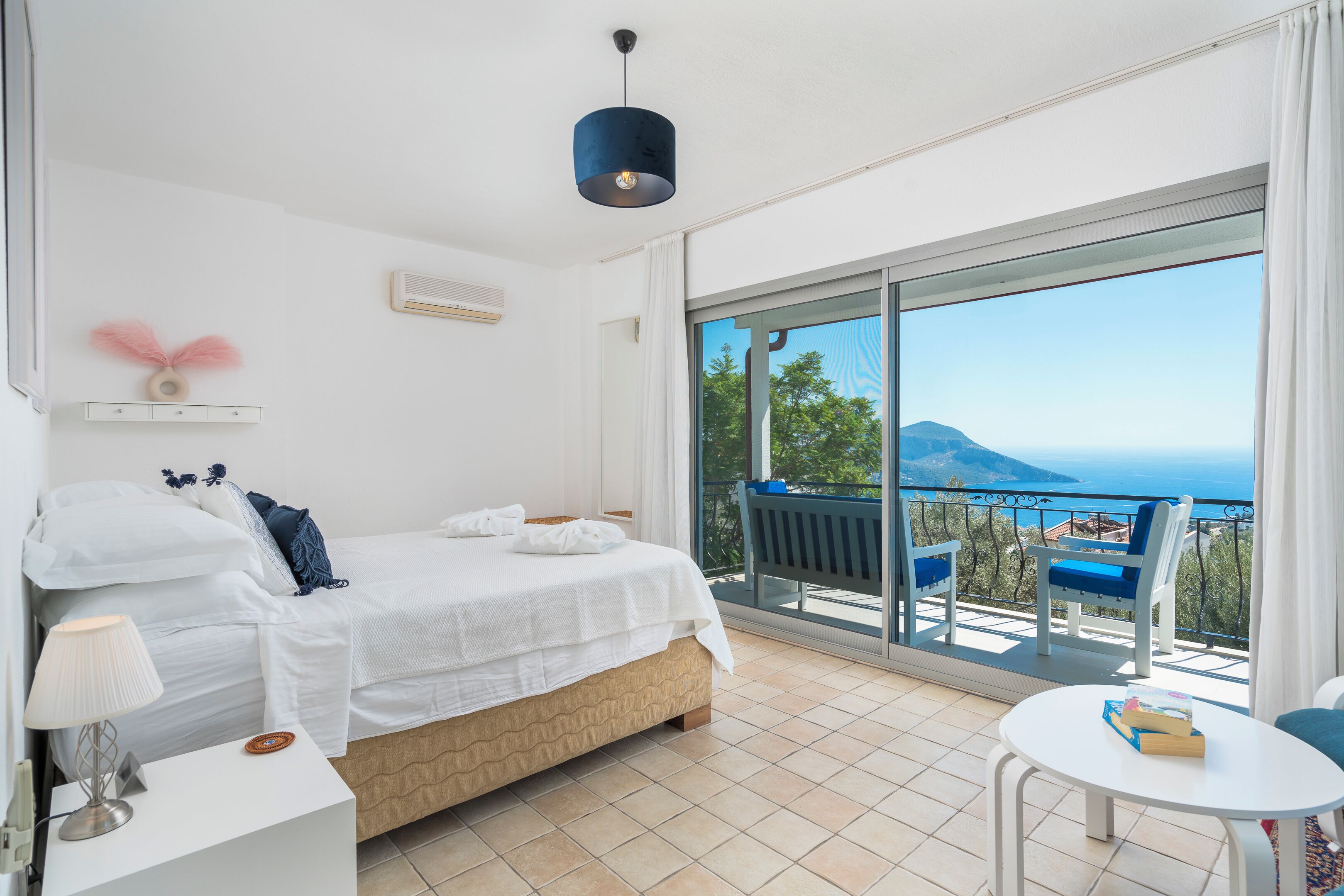 5 soverom, skrivebord, strykejern/-brett og reiseseng for barn