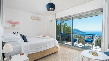 5 soverom, skrivebord, strykejern/-brett og reiseseng for barn