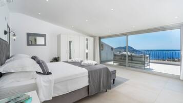 5 slaapkamers, een bureau, een strijkplank/strijkijzer, reisbedje