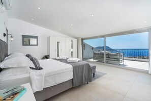 5 bedrooms, desk, iron/ironing board, travel cot