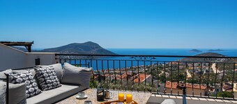 Luxury Villa With Large Private Pool And Sea Views