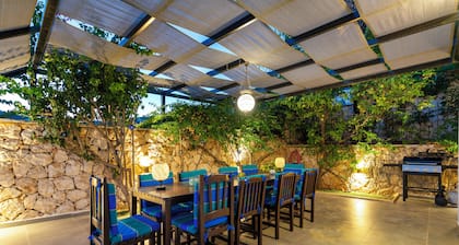 Luxury Villa kanssa isossa uima-altaassa ja merinäköala