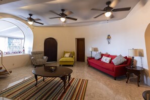 Una televisión, un reproductor de DVD