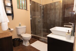 Dusche, Handtücher, Toilettenpapier