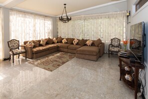 Una televisión, un reproductor de DVD