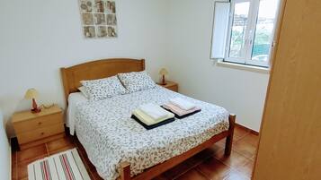 2 bedrooms, iron/ironing board, travel cot, free WiFi