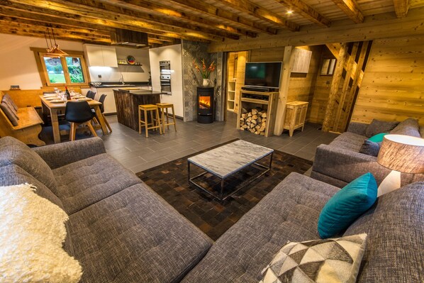 Smart TV, fireplace, video games, DVD player - Detached chalet, 4/5 bedrooms, hot tub, sauna, large flat garden, solar panels (Samoëns)