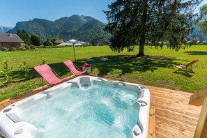 Outdoor spa tub - Detached chalet, 4/5 bedrooms, hot tub, sauna, large flat garden, solar panels (Samoëns)