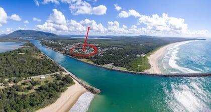 Beach Haven Villa - close to beach and breakwall