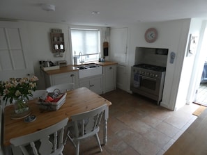 Fridge, microwave, oven, stovetop - Waterside Cottage In Emsworth, Hampshire (Emsworth)