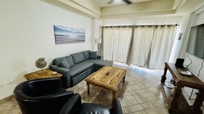 Een televisie en een open haard