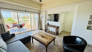 Een televisie en een open haard