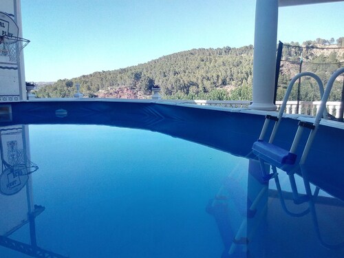 Patio con vistas que impresionan, montañas y el sonido del agua en la fuente