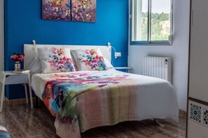 3 bedrooms, iron/ironing board, free WiFi, bed sheets - That impress patio overlooking mountains and the sound of water in the fountain (Anna)