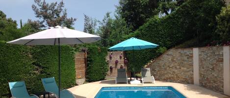 Una piscina al aire libre, una piscina climatizada