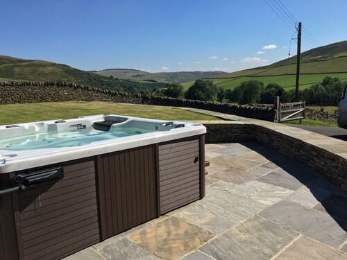 TIME - Charming Countryside Barn Conversion with Hot Tub & Scenic Views