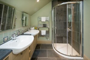 Badewanne, Haartrockner, Handtücher, Seife