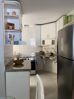 Geladeira, fogão, cooktop, torradeira