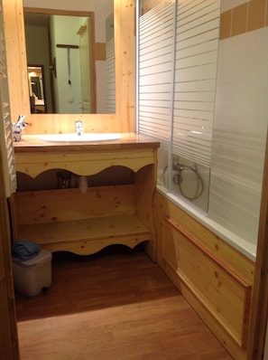 Ensemble douche/baignoire, serviettes fournies