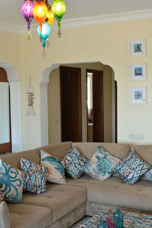Villa With Large Private Pool, Bar And Gardens. Sleeps Up To 14 Adults . - Hisarönü