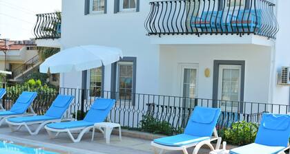 Villa avec grande piscine privée, bar et jardins. Peut accueillir jusqu'à 14 adultes.