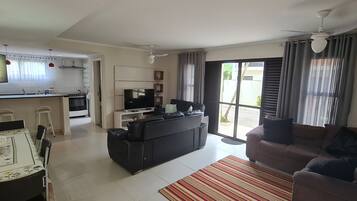 TV LED, DVD player, pebolim