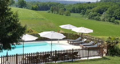 Casa de carácter con magníficas vistas y gran piscina privada cerca de Aubeterre