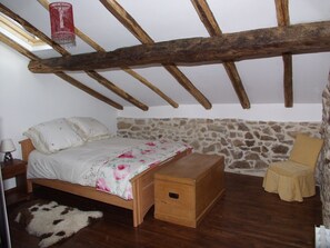 3 bedrooms, iron/ironing board, WiFi, bed sheets - Modernised Farmhouse, Three Bedrooms, Quiet Secluded Garden, Wifi and Pet (Chéronnac)